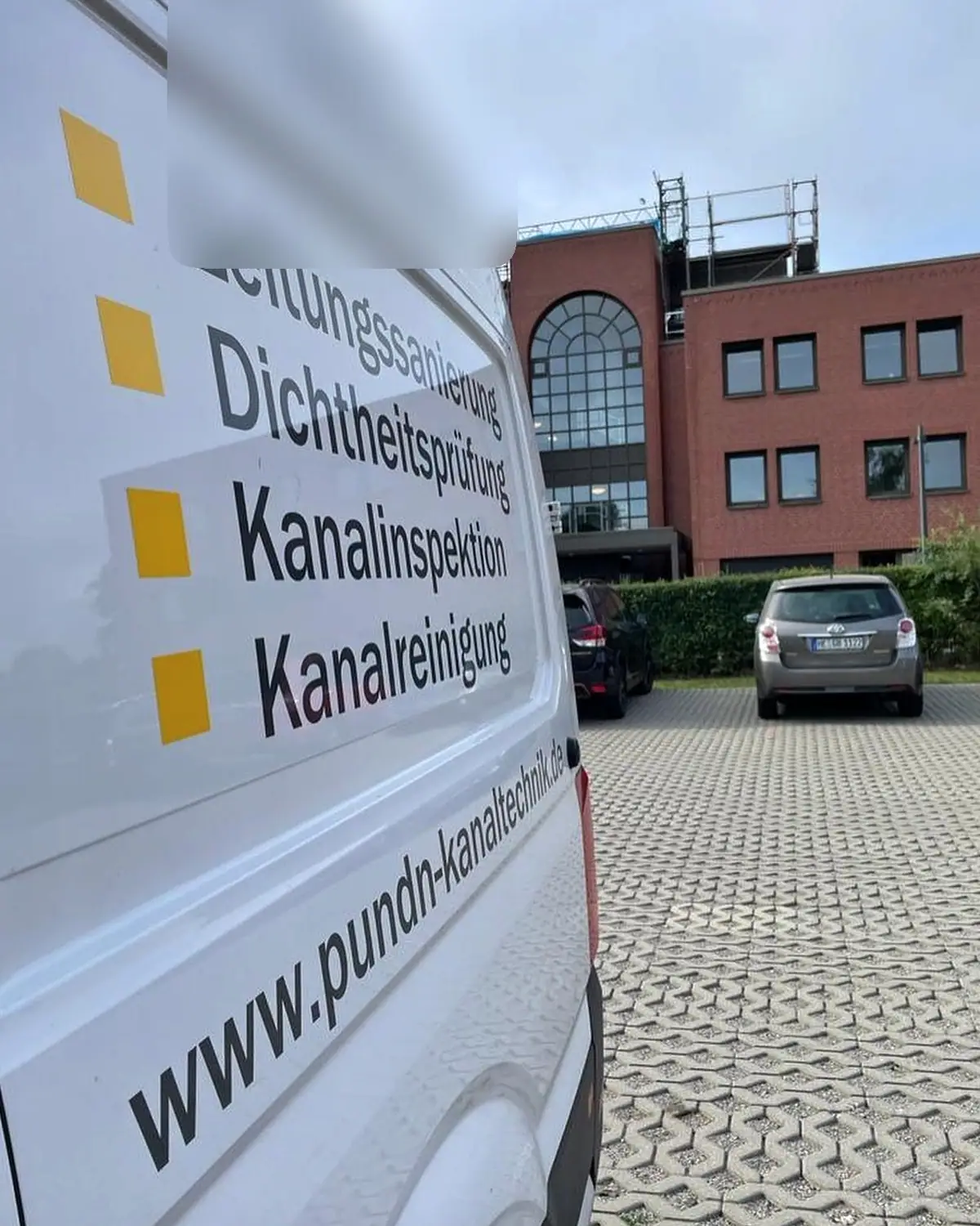 Beschriftetes Einsatzfahrzeug des Partnerbetriebs P&N Kanaltechnik mit seinen Leistungen