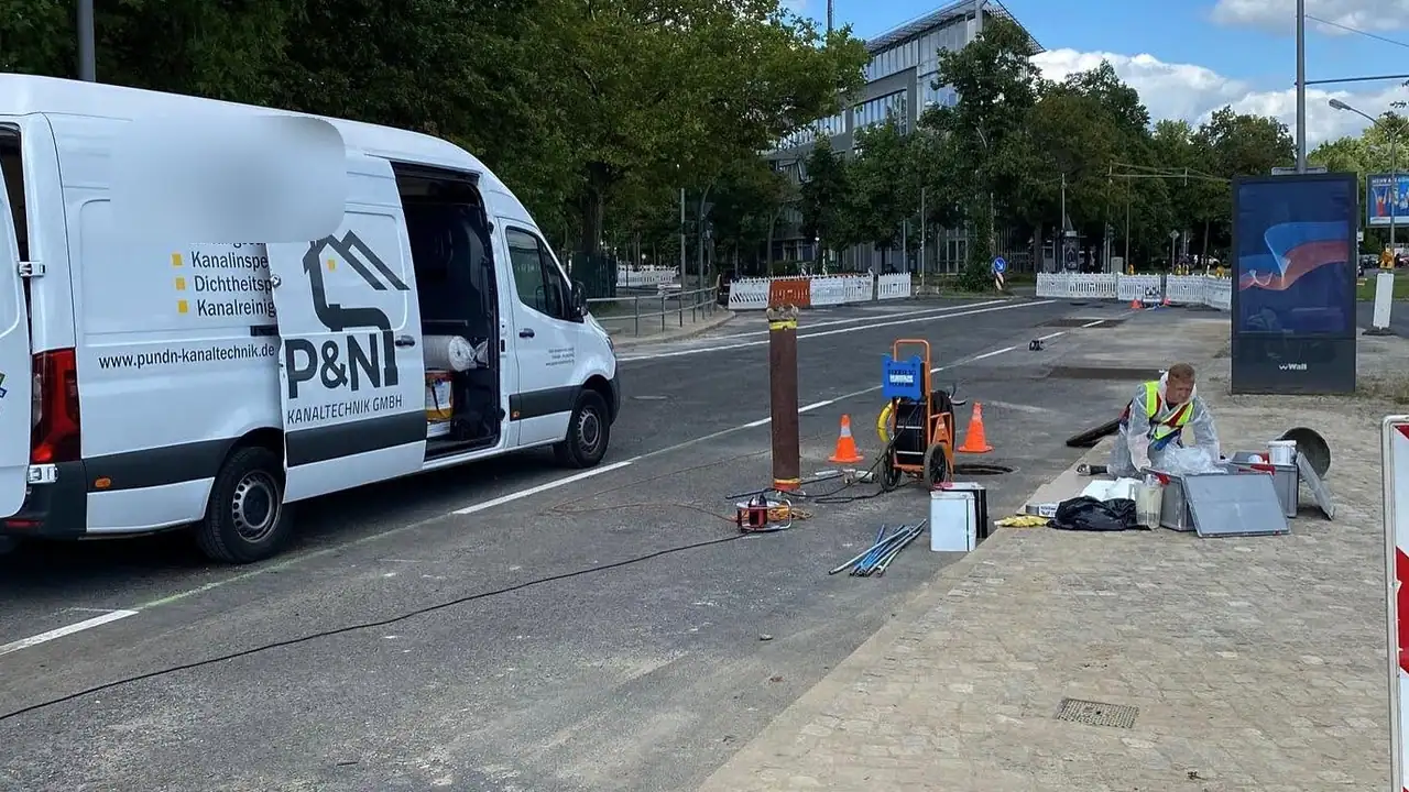 Baustelle mit Transporter des Partnerbetriebs P&N Kanaltechnik