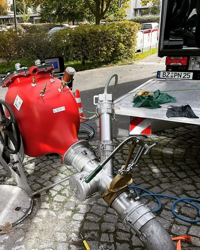 Linertrommel des Partnerbetriebs P&N Kanaltechnik an einem geöffneten Schacht