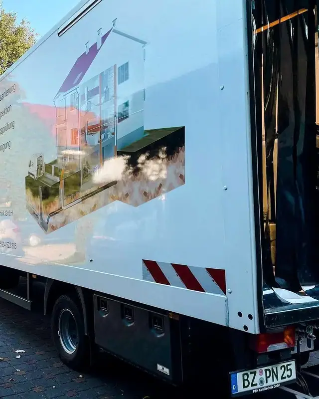 Einsatzfahrzeug des Partnerbetriebs P&N Kanaltechnik vor einem Wohnhaus